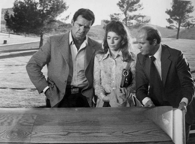 James Garner as Jim Rockford, Sian Barbara Allen as a newspaperwoman and Dave Morick as the county coroner from the television program The Rockford Files.